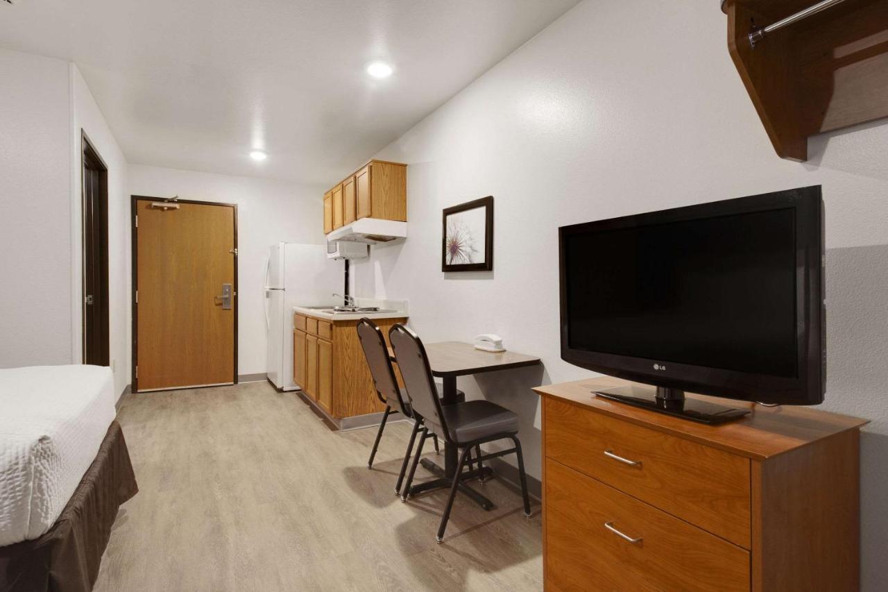 Woodspring Suites Conroe Exterior photo